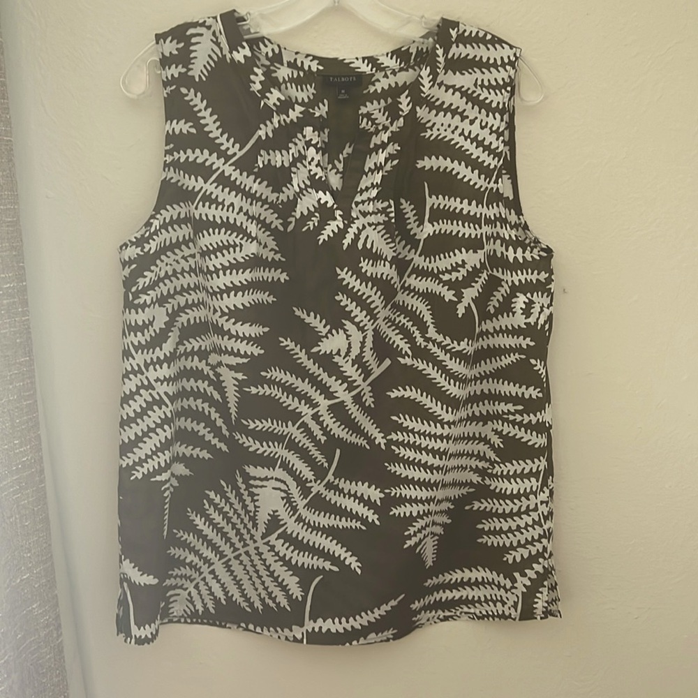 Talbots sleeveless top in olive and white.  Sz medium